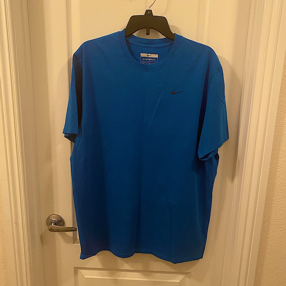 NWOT NIKE TEE
